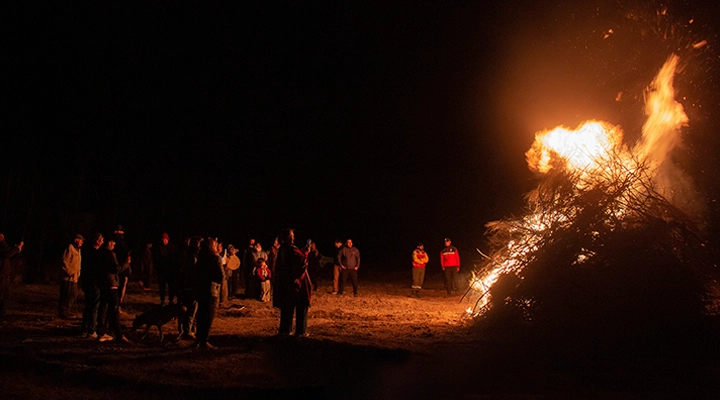 Hoguera de San Juan realizada durante una fria noche de junio